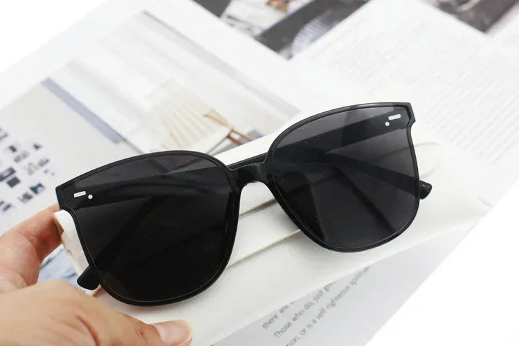 Large Framed Black Sunglasses - Viexta