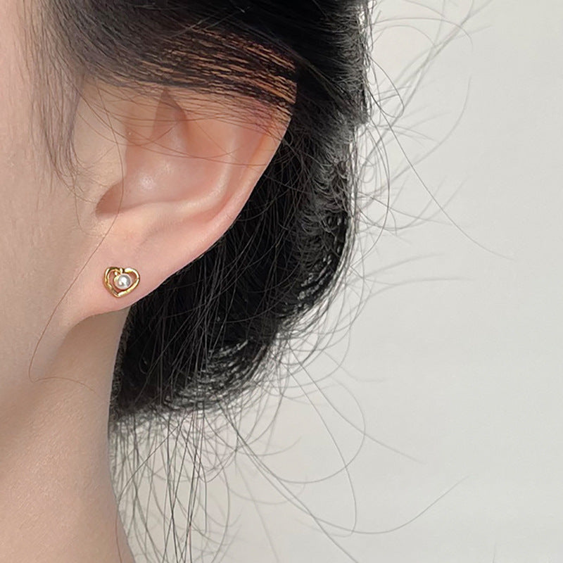 heart-pearl-stud-earrings