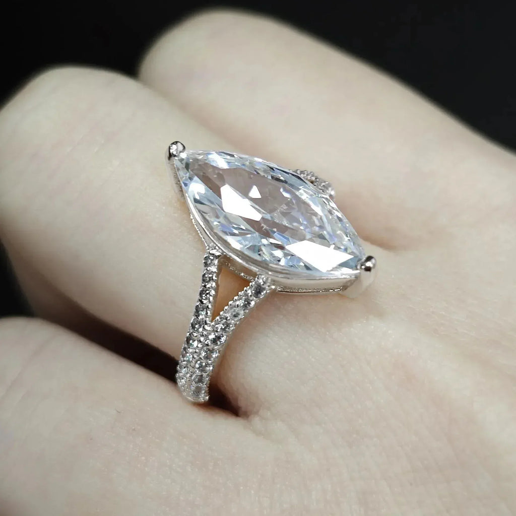 Diamond-studded Ring - Viexta
