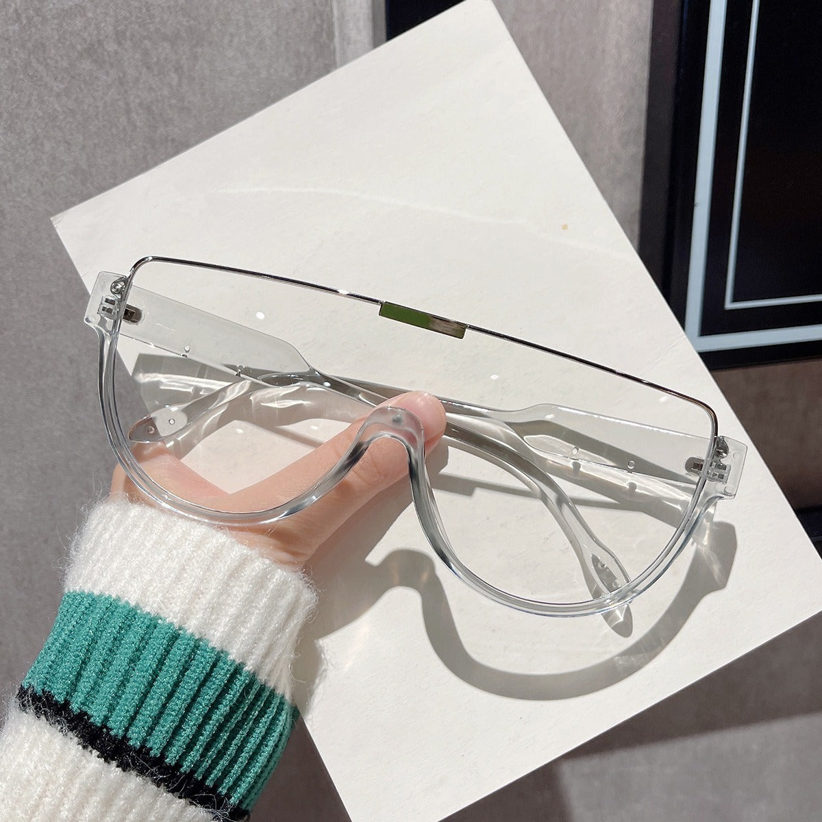 Large frame integrated lenses sunglasses