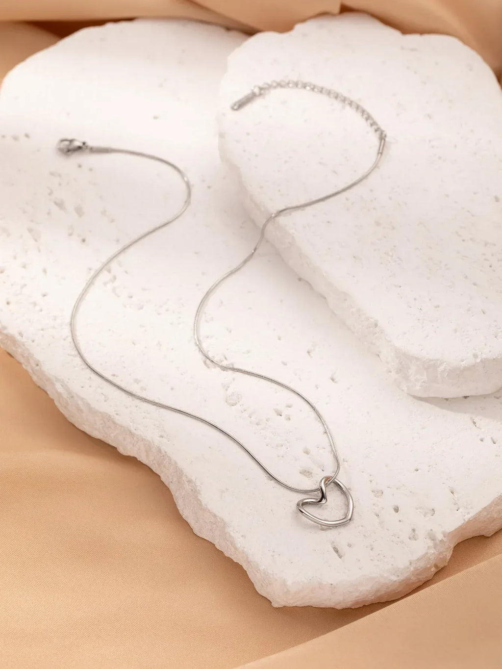 stainless-steel-twist-hollow-heart-pendant - Viexta