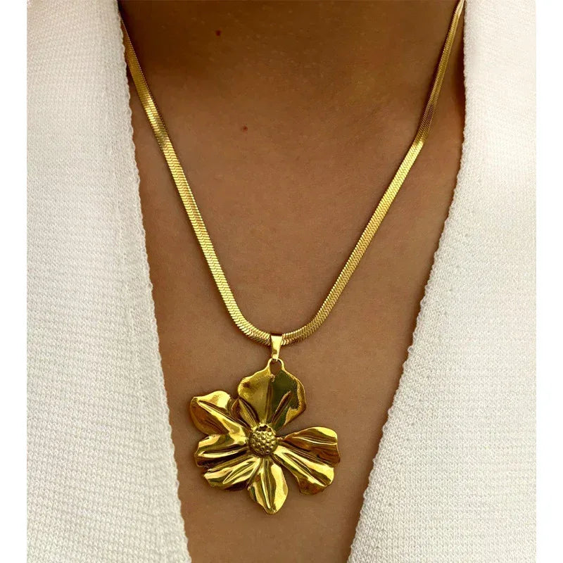 Fashion Exaggerated Stainless Steel Flower Pendant Necklace - Viexta