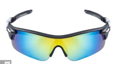 Cyclist bikes polarizing Shades