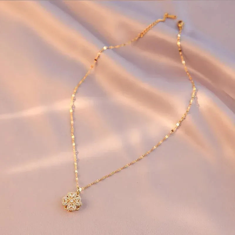 Rotating Zircon Four-leaf Clover Neckpiece - Viexta