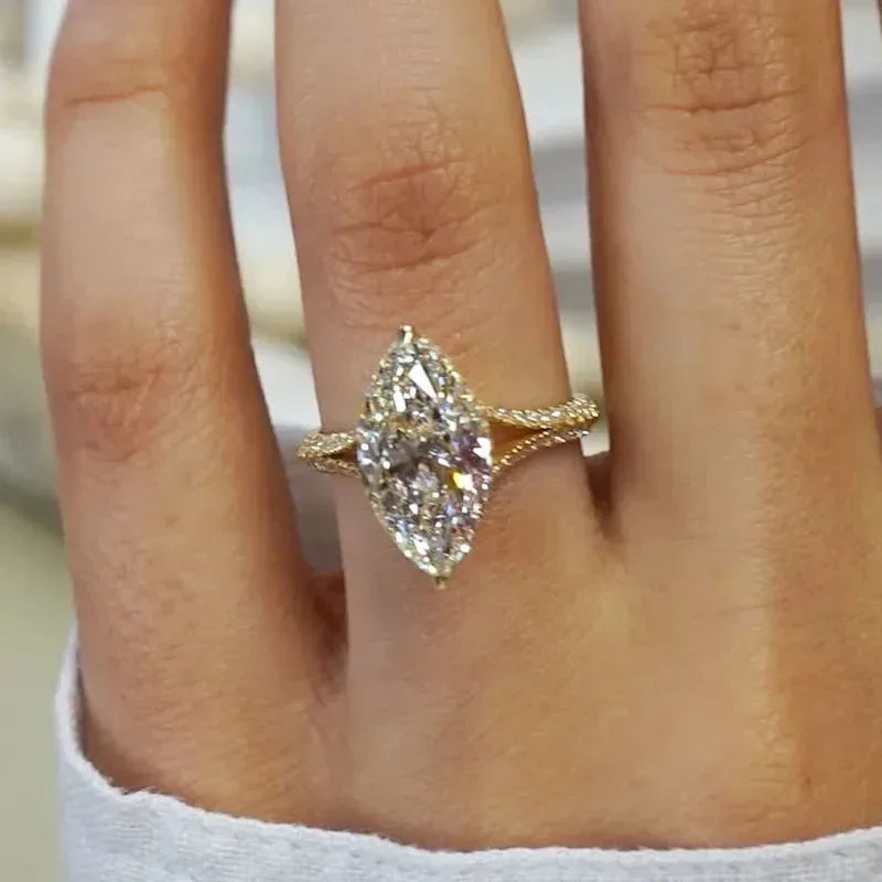 Diamond-studded Ring - Viexta