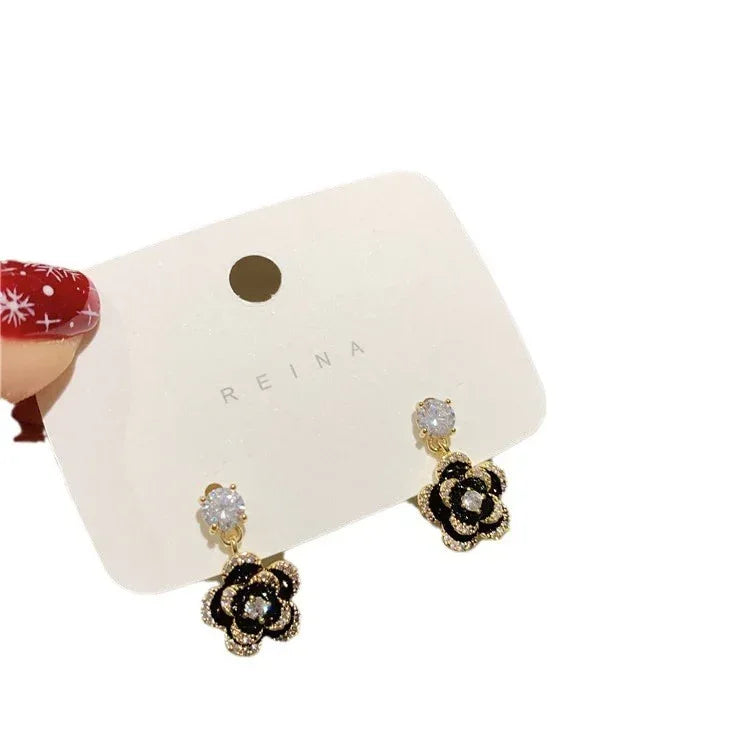 925 Silver Dongdaemun Flower Heart-shaped Stud Earrings - Viexta