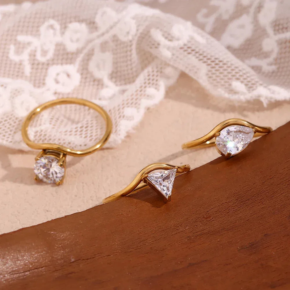 18k-luxury-waveform-shank-gold-zircon-ring - Viexta