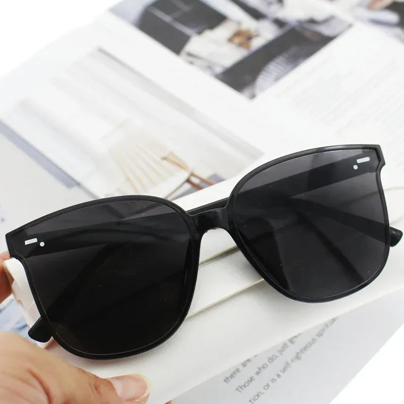 Large Framed Black Sunglasses - Viexta