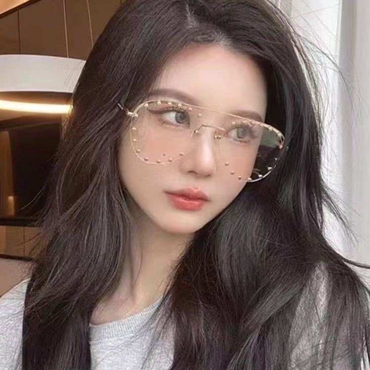 Women's Metal Rivet Large Frame Fashionable Sunglasses