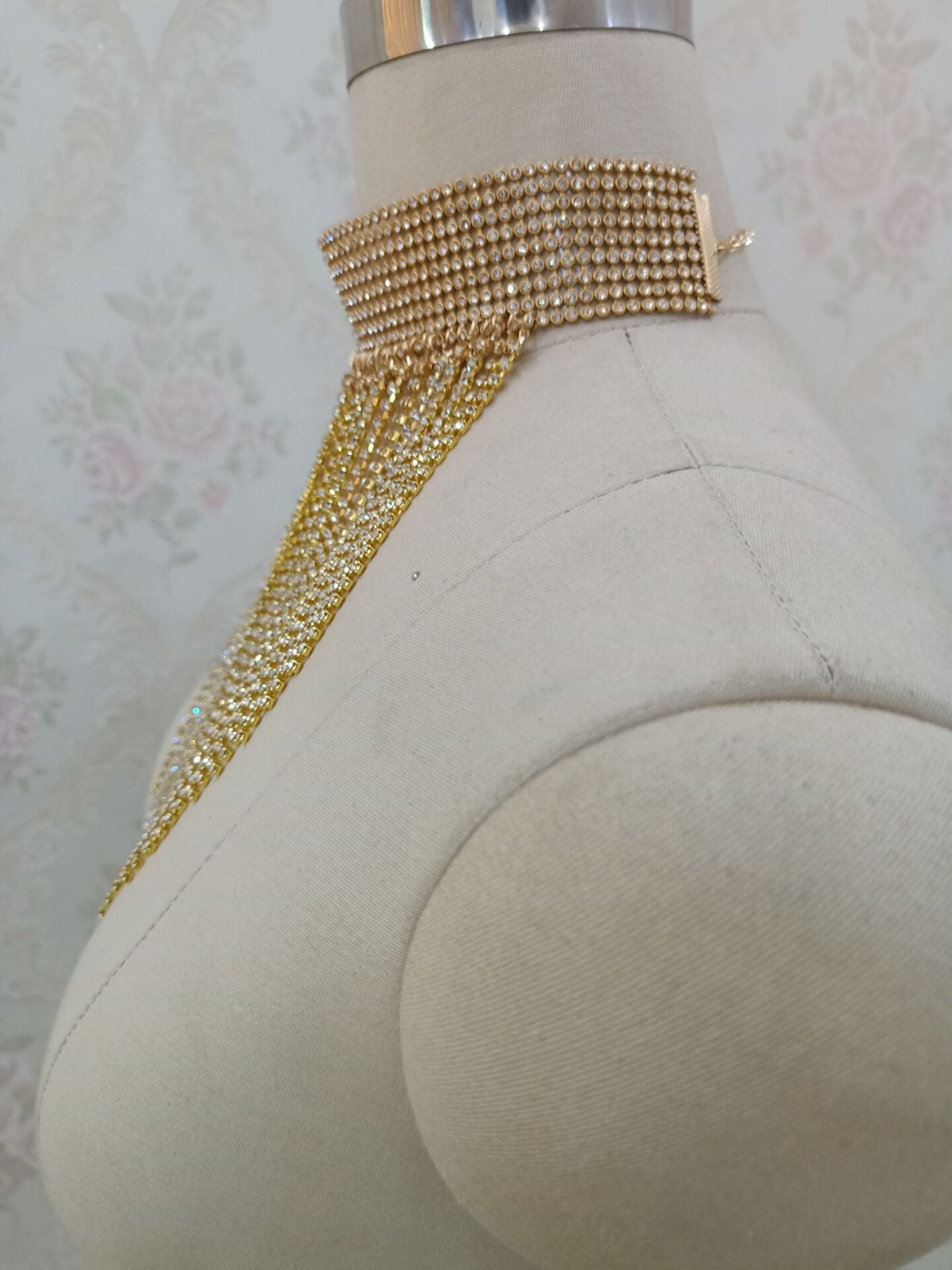 flash-drill-collarbone-necklace