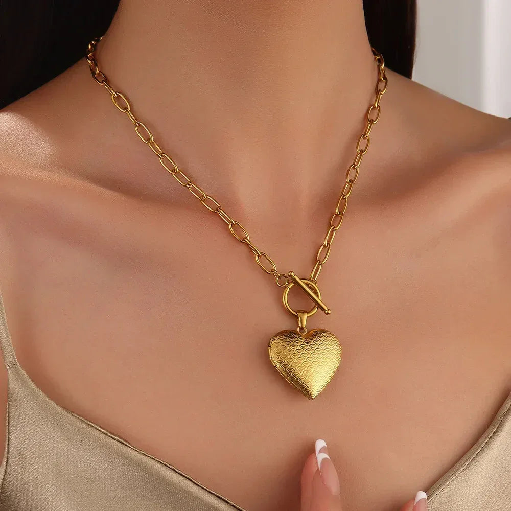 Stainless Steel Open Hollow Pattern Heart-shaped Necklace - Viexta