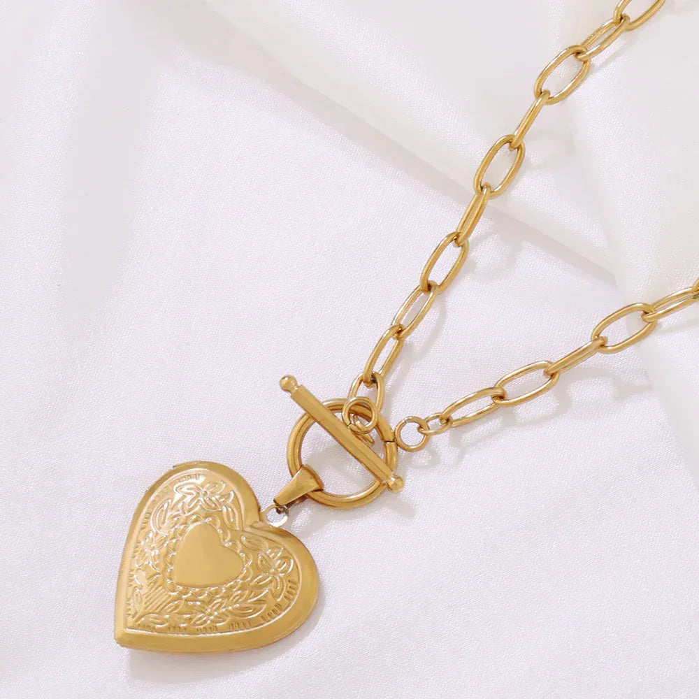 Stainless Steel Open Hollow Pattern Heart-shaped Necklace - Viexta