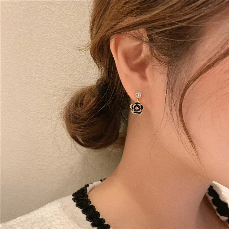 925 Silver Dongdaemun Flower Heart-shaped Stud Earrings - Viexta