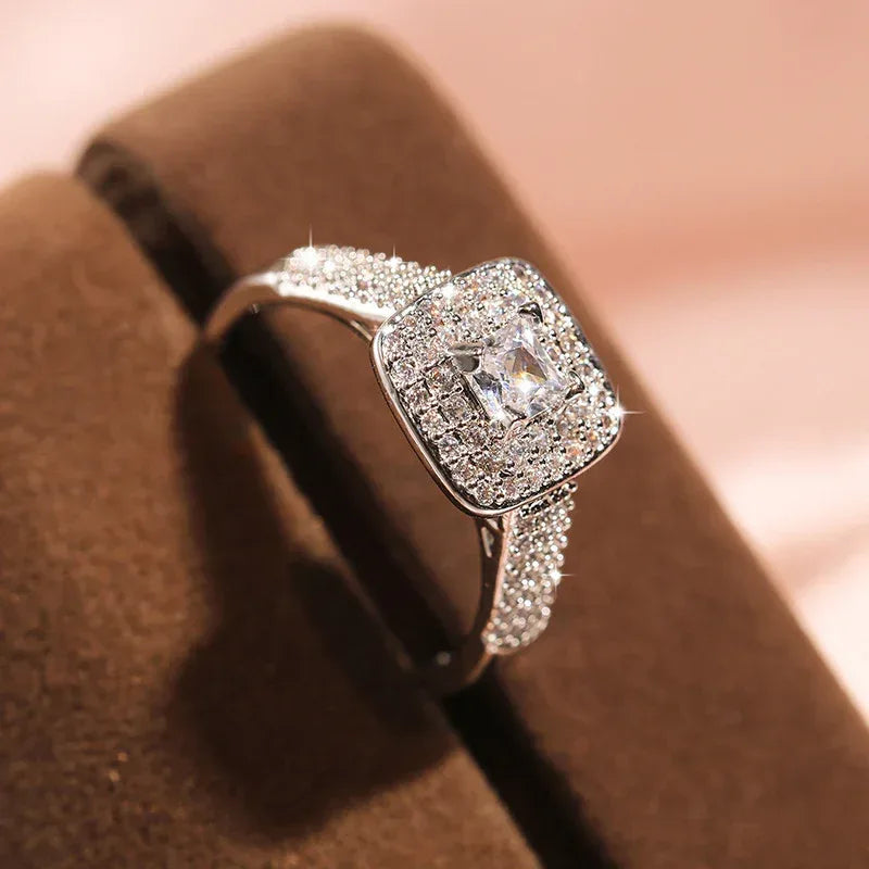 Classic Four-claw Round Zircon Engagement Ring - Viexta