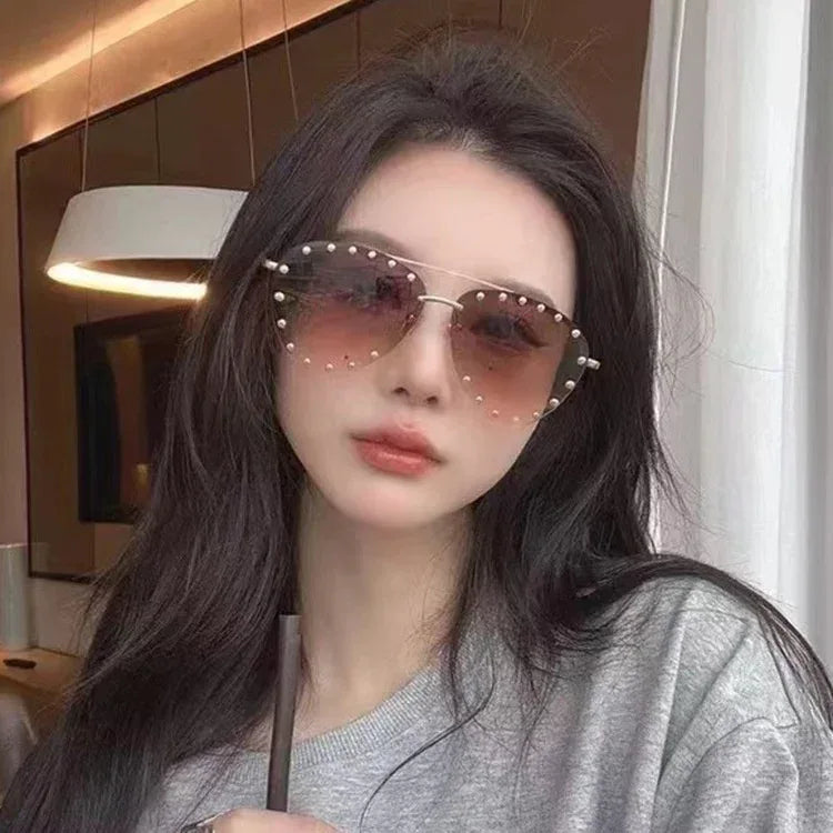Women's Metal Rivet Large Frame Fashionable Sunglasses - Viexta