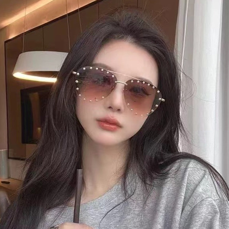 Women's Metal Rivet Large Frame Fashionable Sunglasses