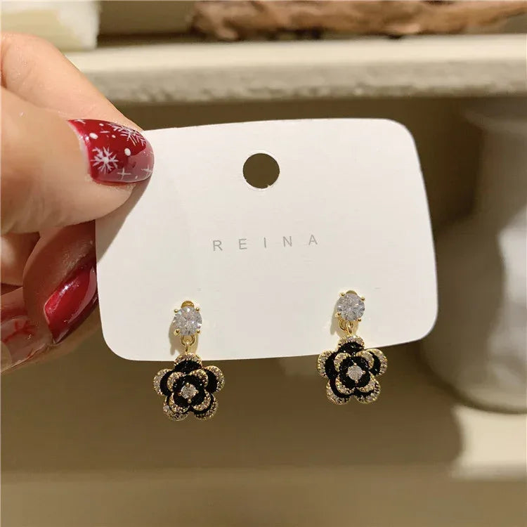 925 Silver Dongdaemun Flower Heart-shaped Stud Earrings - Viexta
