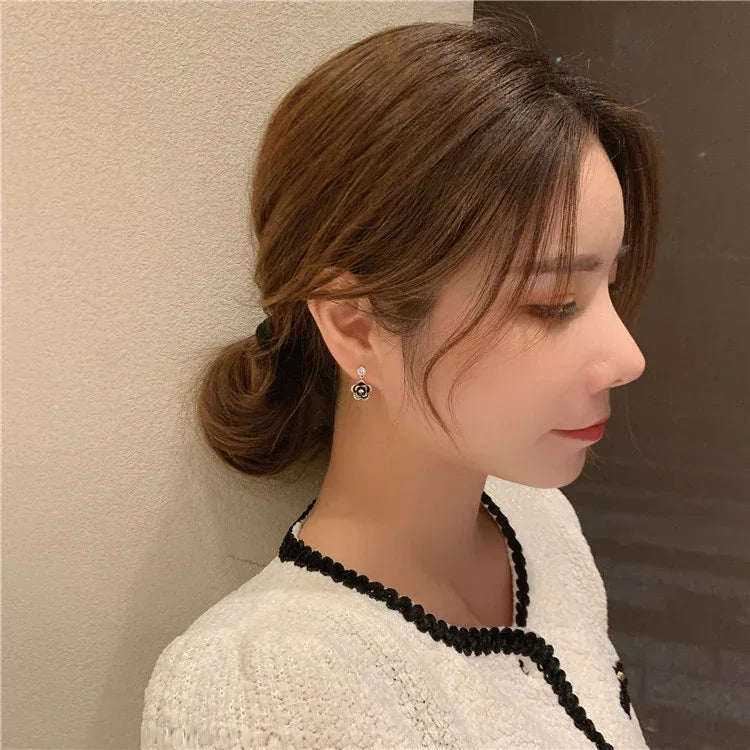 925 Silver Dongdaemun Flower Heart-shaped Stud Earrings - Viexta