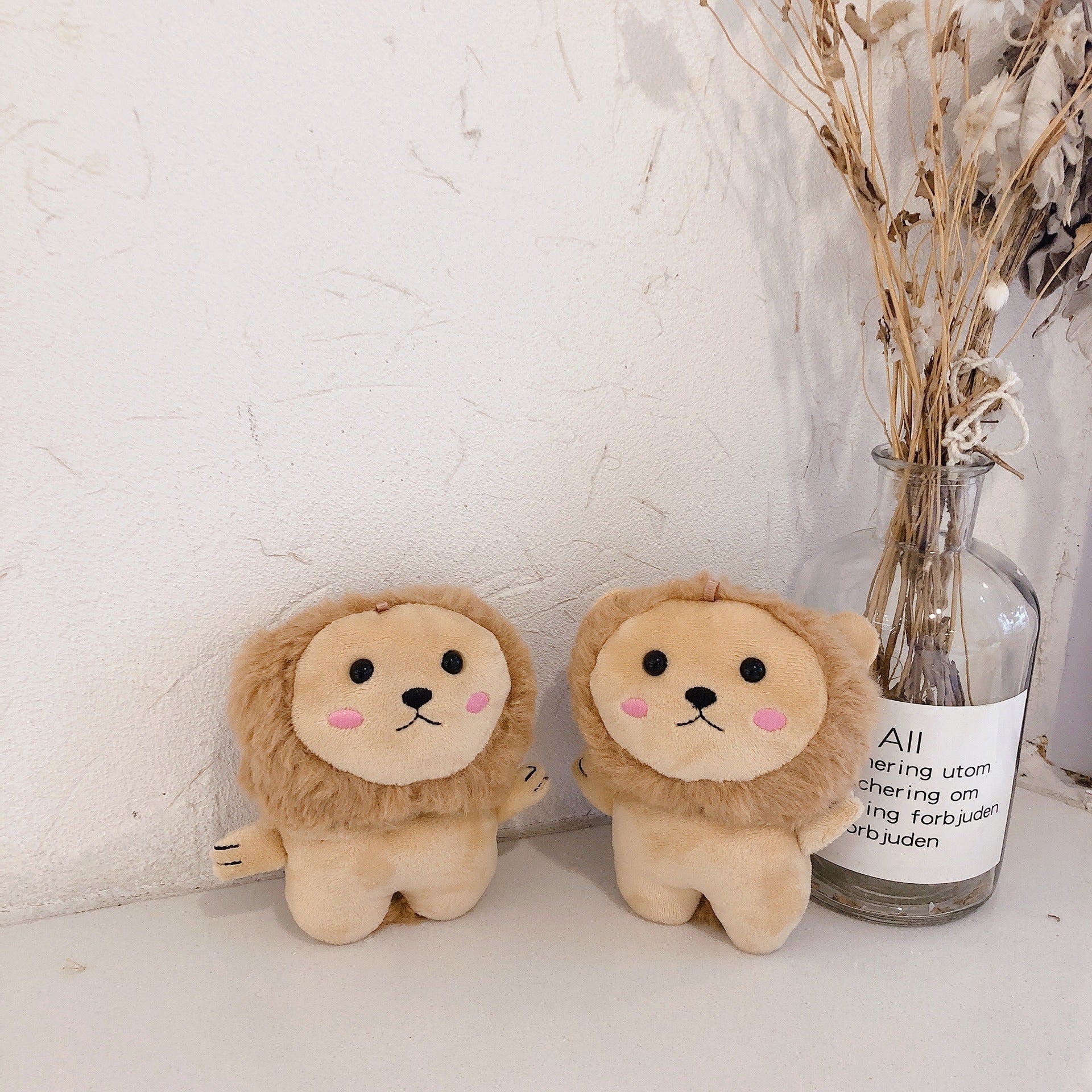 plush-lion-airpods-protective-cover