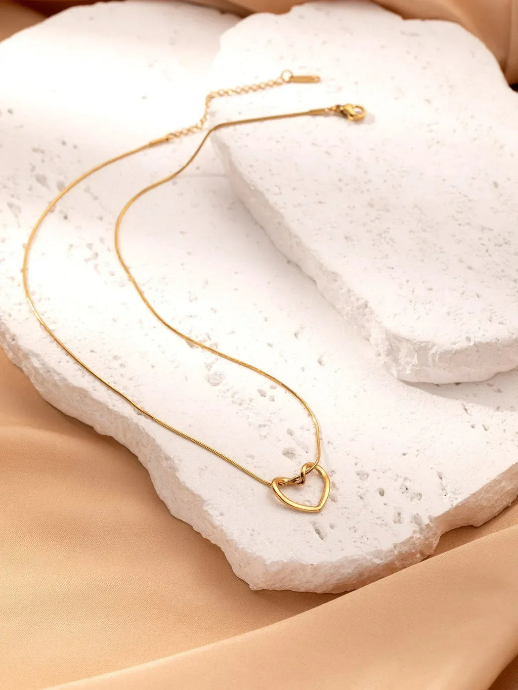 stainless-steel-twist-hollow-heart-pendant - Viexta