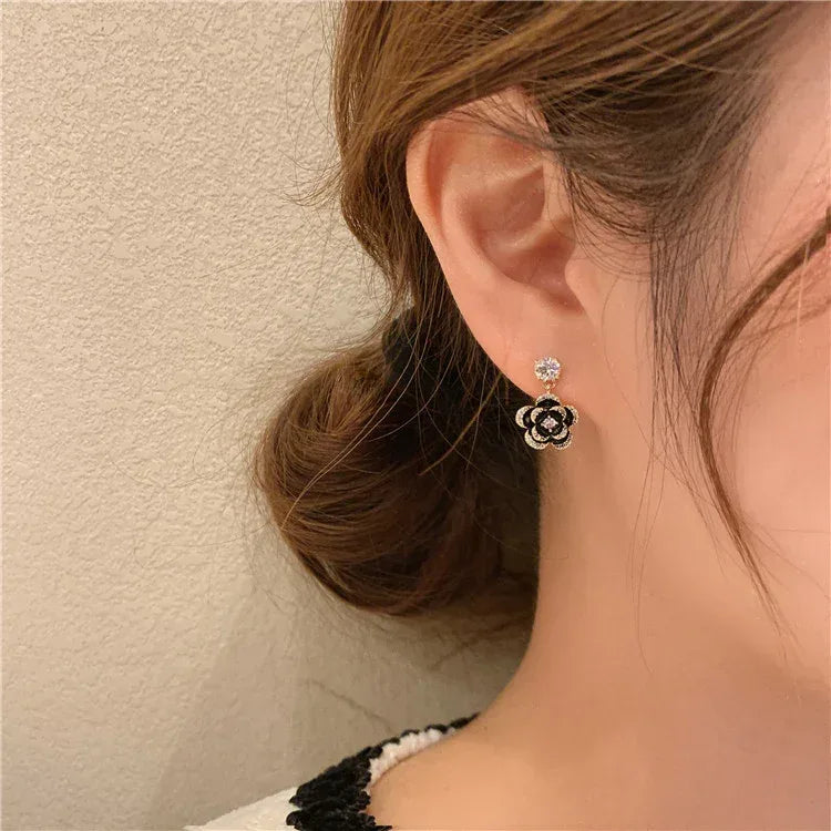 925 Silver Dongdaemun Flower Heart-shaped Stud Earrings - Viexta