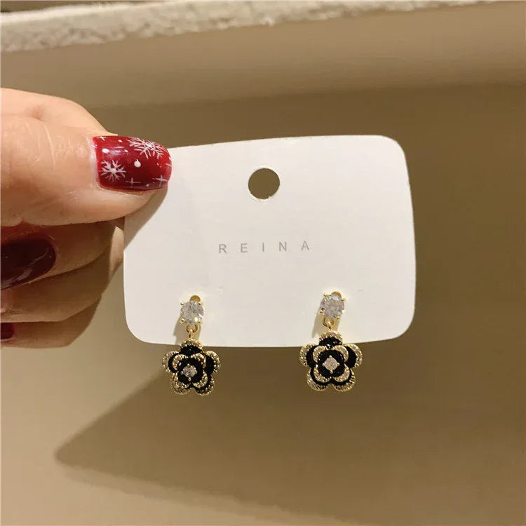 925 Silver Dongdaemun Flower Heart-shaped Stud Earrings - Viexta