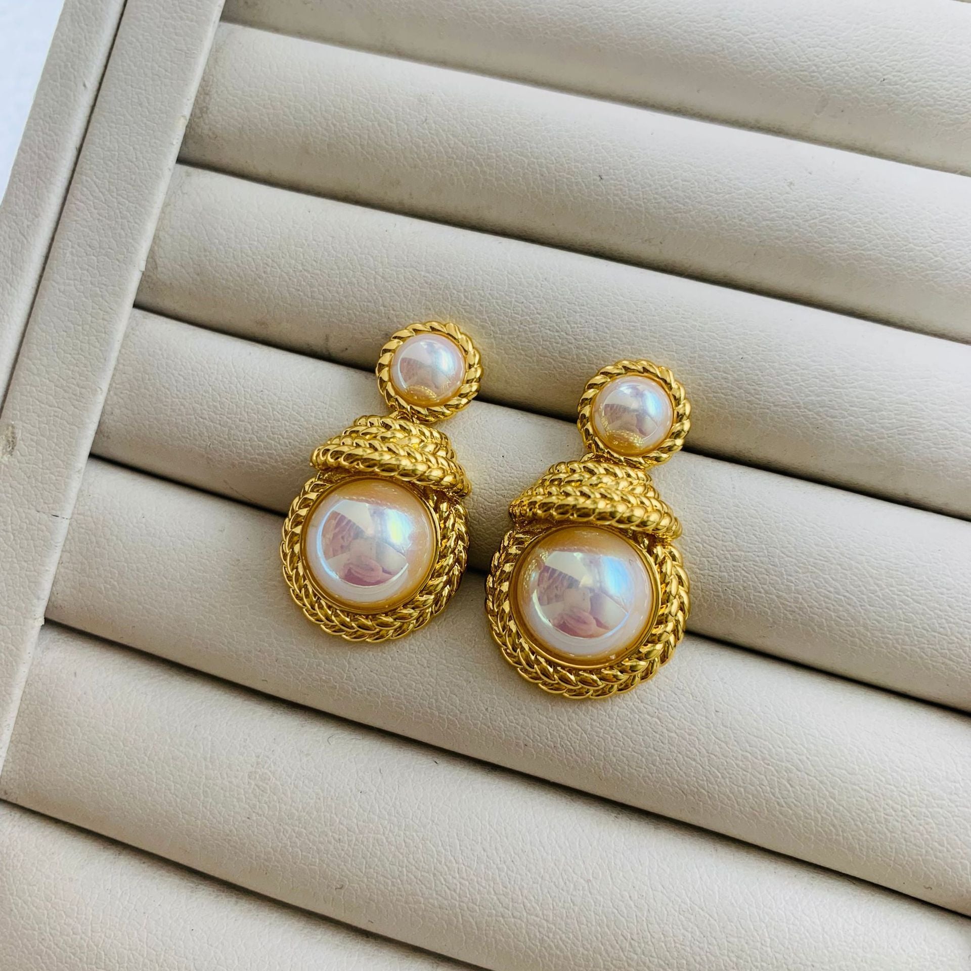 shell-beads-vintage-earrings