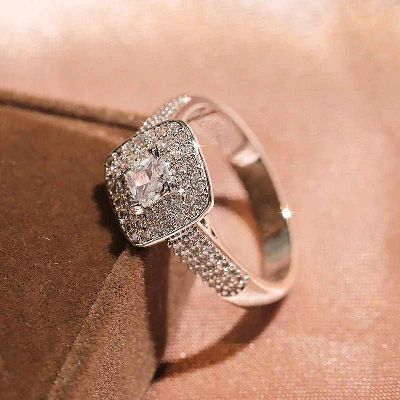 Classic Four-claw Round Zircon Engagement Ring - Viexta