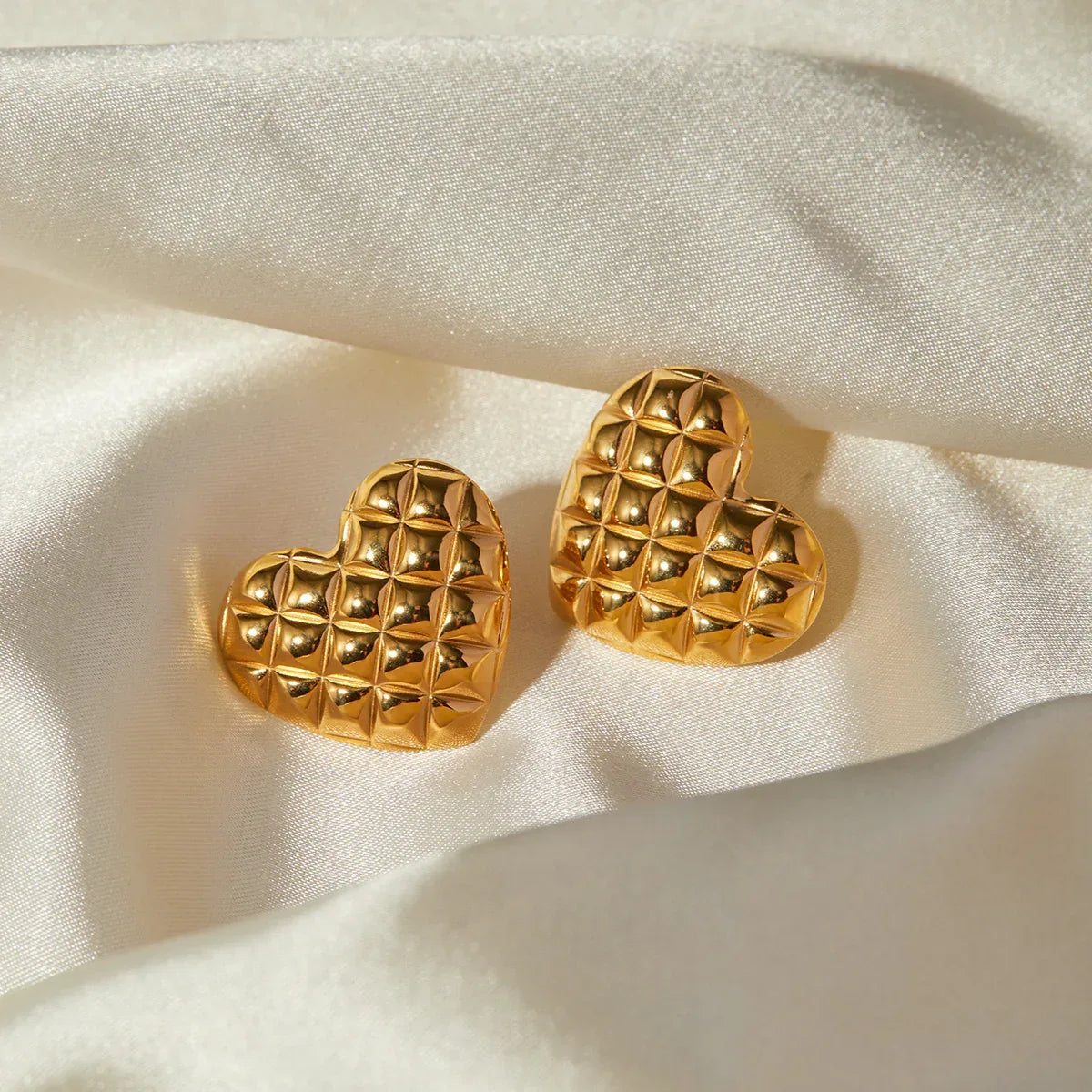 Stainless Steel Diamond Patterned Heart-shaped Studs - Viexta