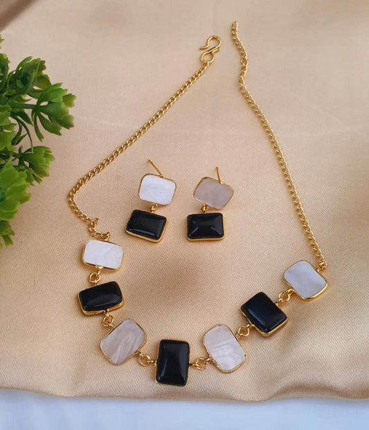 Black & White Neckpiece Set