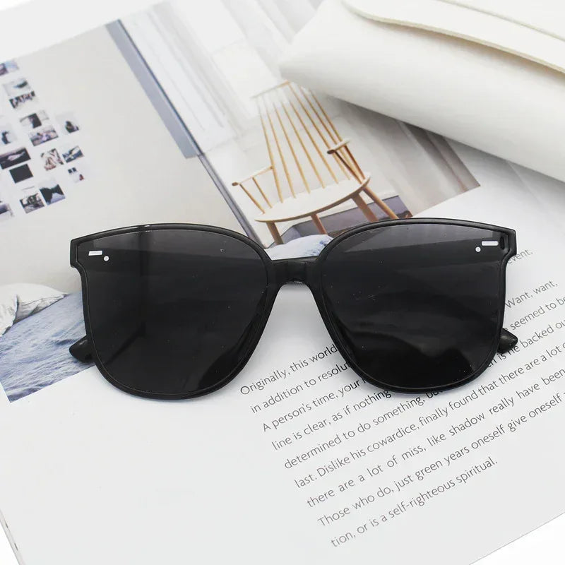 Large Framed Black Sunglasses - Viexta