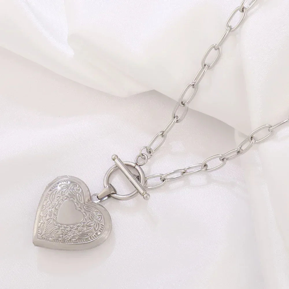 Stainless Steel Open Hollow Pattern Heart-shaped Necklace - Viexta