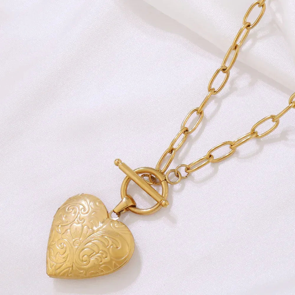 Stainless Steel Open Hollow Pattern Heart-shaped Necklace - Viexta