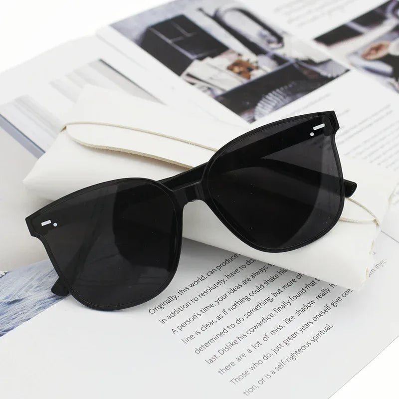 Large Framed Black Sunglasses - Viexta