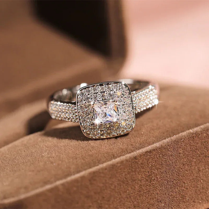 Classic Four-claw Round Zircon Engagement Ring - Viexta