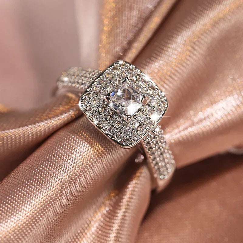 Classic Four-claw Round Zircon Engagement Ring - Viexta