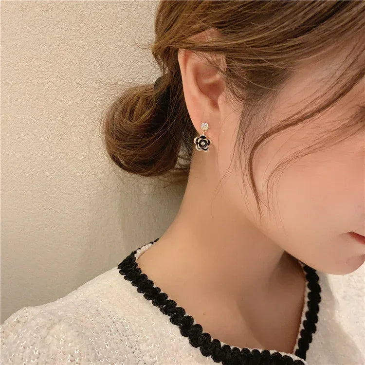 925 Silver Dongdaemun Flower Heart-shaped Stud Earrings - Viexta