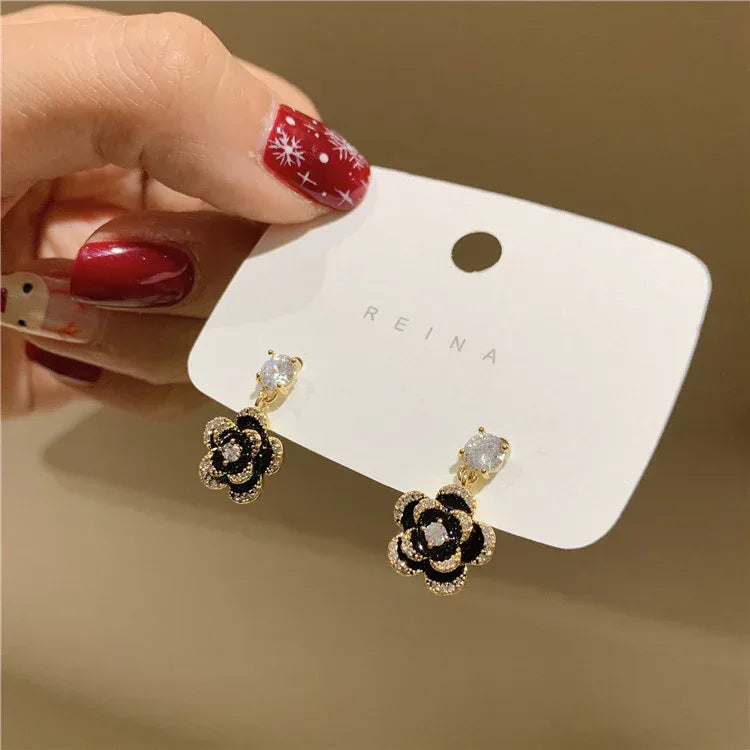 925 Silver Dongdaemun Flower Heart-shaped Stud Earrings - Viexta