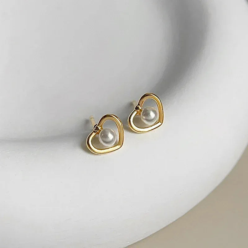 heart-pearl-stud-earrings - Viexta
