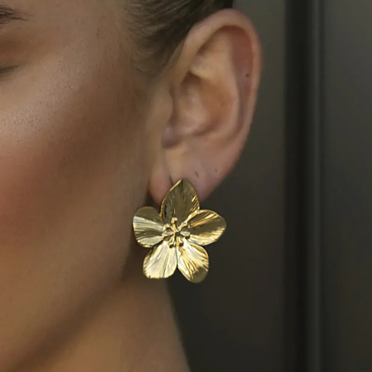 matte-retro-gold-stainless-steel-flower-stud-earrings - Viexta