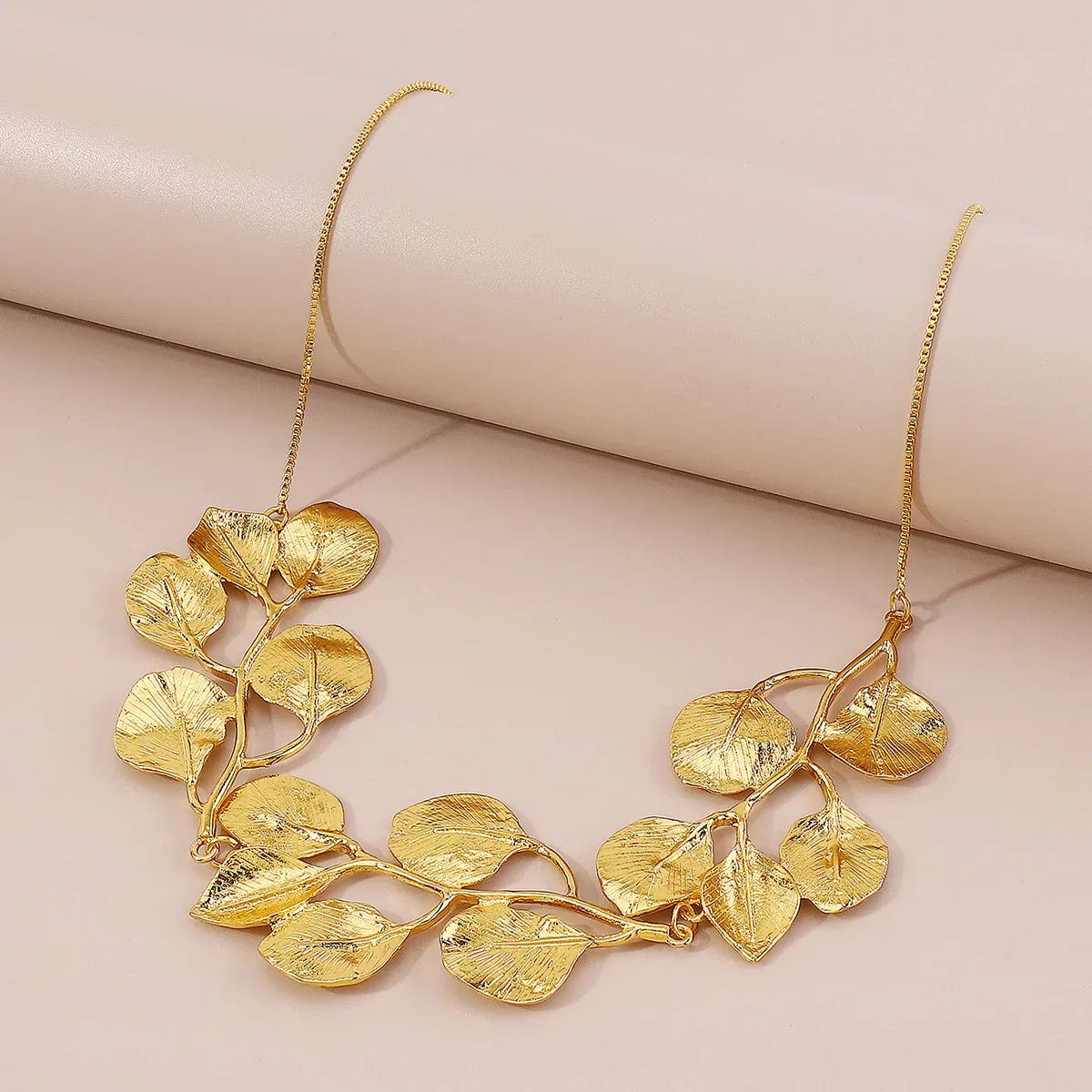 European Leaf-Style Neckwear - Viexta
