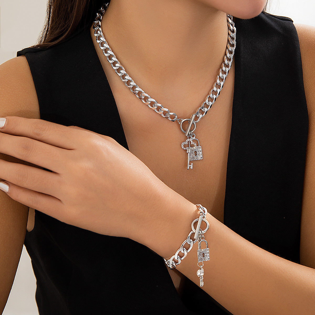 thick-chain-with-shiny-lock-and-key-pendant-necklace