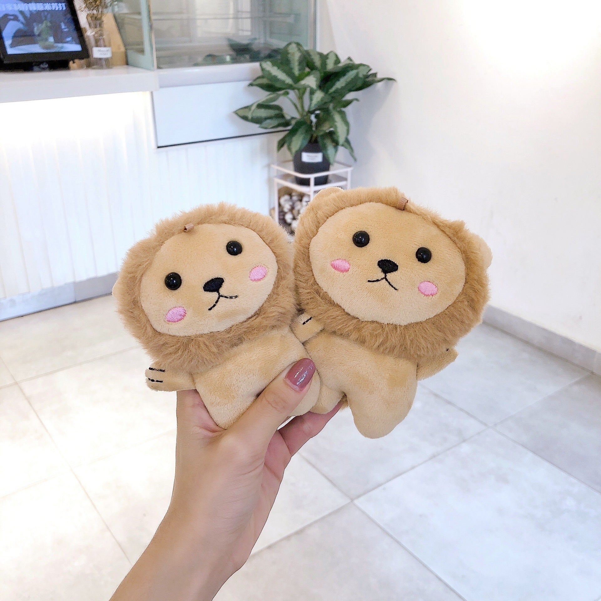 plush-lion-airpods-protective-cover